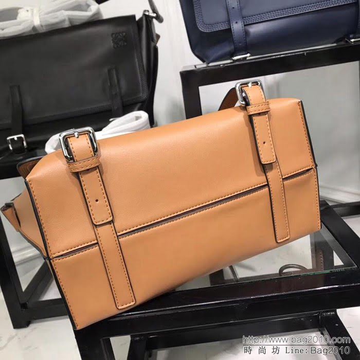 LOEWE羅意威 專櫃同步 Military Messenger 經典百搭信使包 男女同款 0169  jdl1079